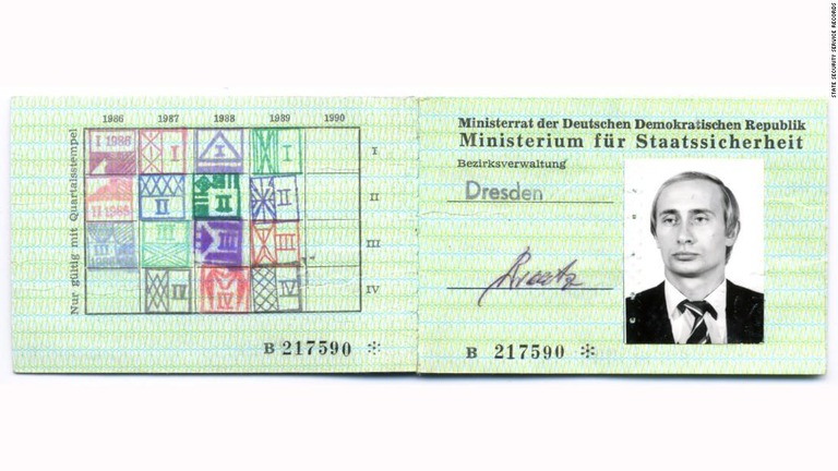 身分証に張られた白黒写真には、若い頃のプーチン氏がネクタイ姿で写っている/State Security Service records