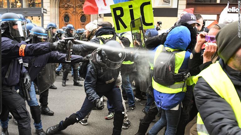 催涙スプレーを使う警官＝１５日、パリ/Jeff J Mitchell/Getty Images