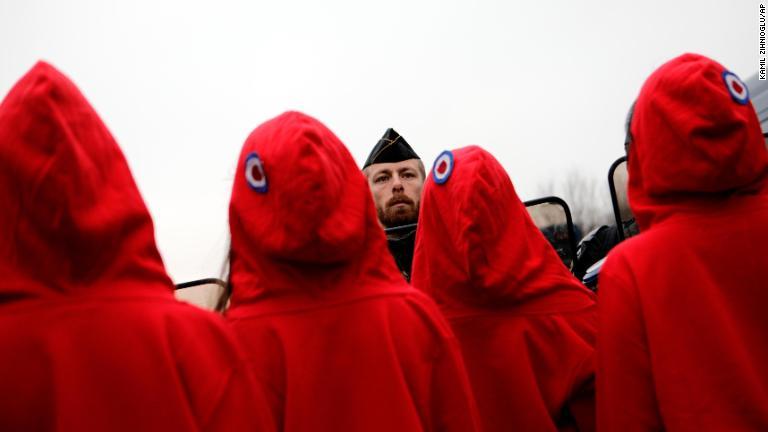 フランス共和国の象徴とされる「マリアンヌ」にふんしたデモ参加者/Kamil Zihnioglu/AP