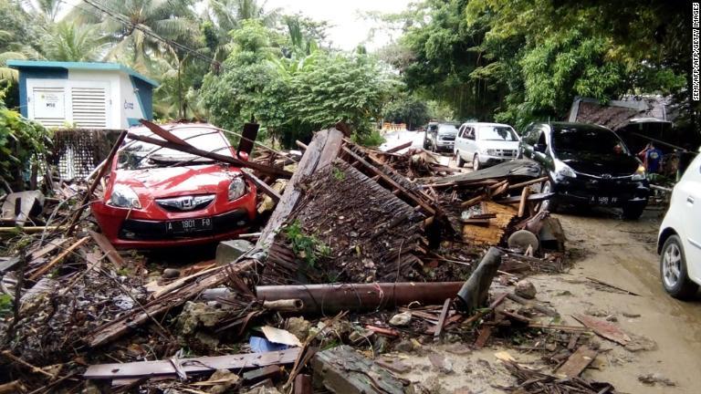 津波によって損壊した車両や建物/SEMI/AFP/AFP/Getty Images