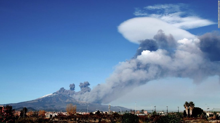エトナ山の噴火で噴煙が立ち上る様子＝２４日、カターニア/GIOVANNI ISOLINO/AFP/Getty Images
