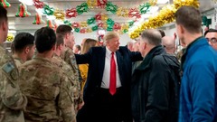 兵士らと交流するトランプ大統領