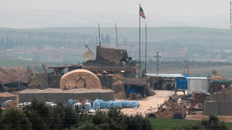 マンビジュ郊外にある米軍の車両や構築物＝２６日/DELIL SOULEIMAN/AFP/Getty Images