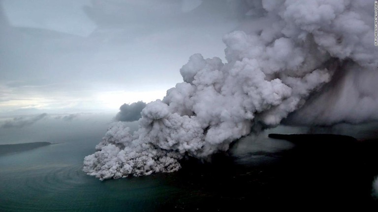 クラカタウ火山の高さが３分の１に/NURUL HIDAYAT/AFP/Getty Images