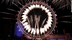 花火で飾られた「ロンドン・アイ」＝英ロンドン