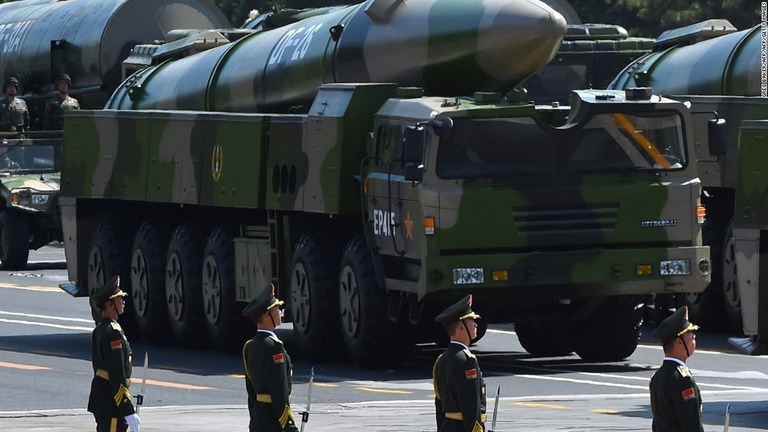 中国中央テレビは８日、弾道ミサイル「東風（ＤＦ）２６」が同国北西部に配備されたと伝えた/GREG BAKER/AFP/AFP/Getty Images