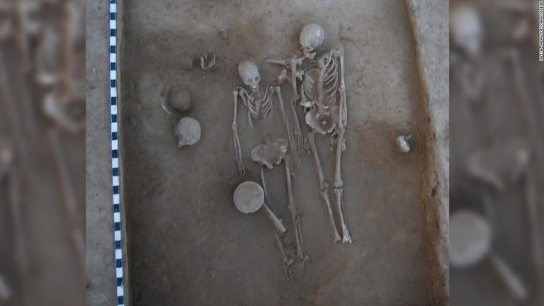 並んで横たわった状態で発掘された男女２体の人骨/Nilesh Jadav/Deccan College