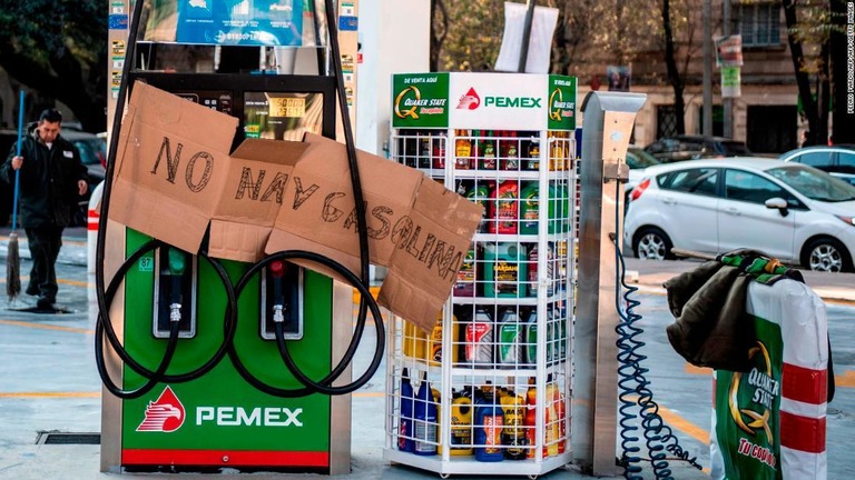 ガソリンスタンドには「ガソリンはないと」の手書きの掲示＝メキシコ市/PEDRO PARDO/AFP/AFP/Getty Images
