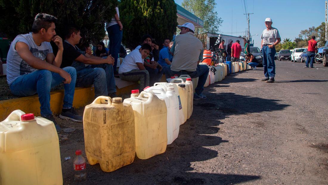 中西部ミチョアカン州でガソリン購入の列を作る人々/ENRIQUE CASTRO/AFP/Getty Images