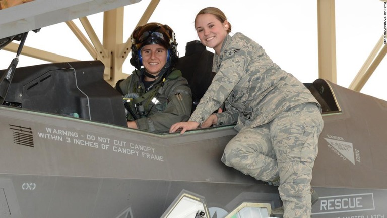 Ｆ３５の初の女性テストパイロットとなったレイチェル・ウィニエッキ少佐（左）/Kenji Thuloweit/U.S. Air Force