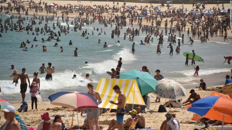 昨年１２月に熱波が襲った際の海水浴場の様子＝１２月２８日、シドニー/PETER PARKS/AFP/Getty Images