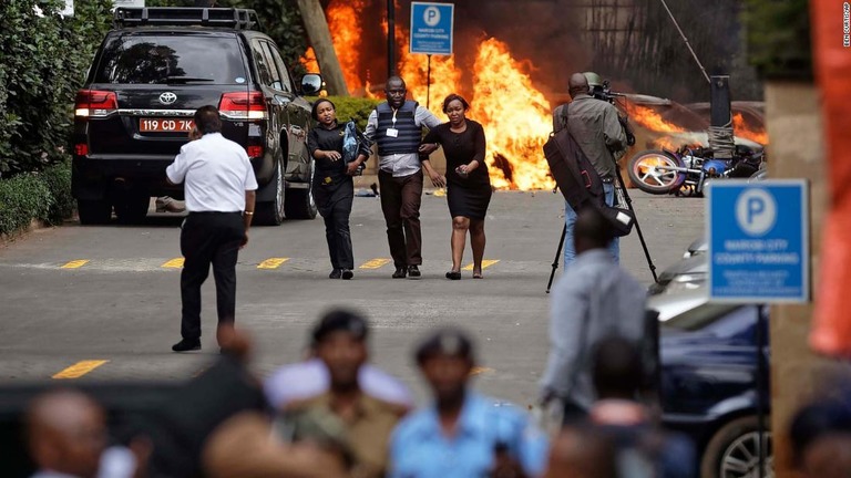 ケニアの首都で起きたホテル施設の襲撃。死者は２１人となった/Ben Curtis/AP