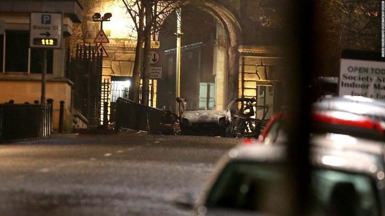 車両が爆発した現場の様子＝ロンドンデリー/Steven McAuley/Pa Images/Getty Images