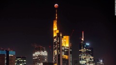 ドイツ・フランクフルトのコメルツ銀行本社が入る超高層ビルの上に皆既月食が見える