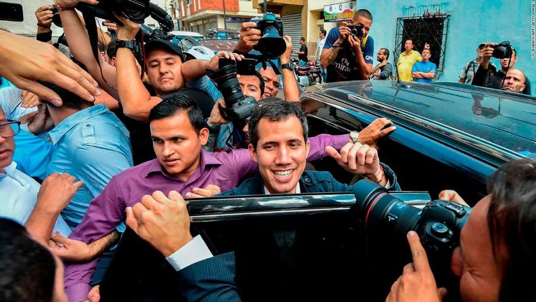 自らを暫定大統領だと宣言したフアン・グアイド氏。軍の蜂起を呼びかけているという/Luis Robayo/AFP/Getty Images