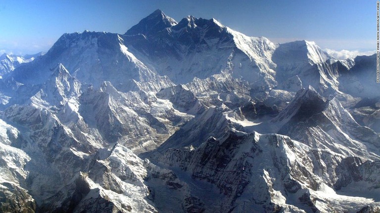 ヒマラヤ山脈の氷河が解けて流れ出す影響について、研究者らが新たな報告をまとめた/Paula Bronstein/Getty Images North America/Getty Images
