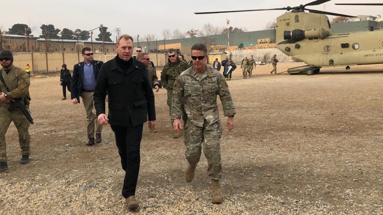 シャナハン氏（左）がアフガンでスコット・ミラー司令官の出迎えを受ける様子/CNN/Noah Gray