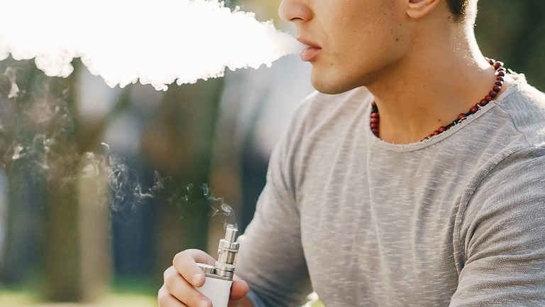 紙巻きたばこだけでなく電子たばこも、１０代の健康に脅威を与えている/Shutterstock 