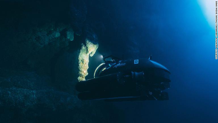バーグマン氏はまた、深く視界のない中での海中探検は素晴らしく、「最もすごかったのは硫化水素の層だった」と語った/Courtesy Aquatica Submarines/Thomas Bodhi Wade