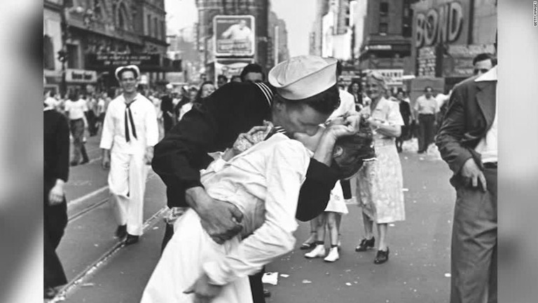 終戦のよろこびを表したキスの写真で知られた元水兵のジョージ・メンドンサ氏が死去した/Getty Images
