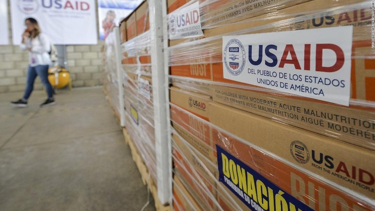 隣国コロンビアに運び込まれた支援物資。マドゥロ政権は国際社会からの支援物資について受け取りを拒否している/LUIS ROBAYO/AFP/AFP/Getty Images
