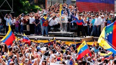 野党指導者のグアイド国会議長は、ベネズエラ暫定大統領への就任を宣言した