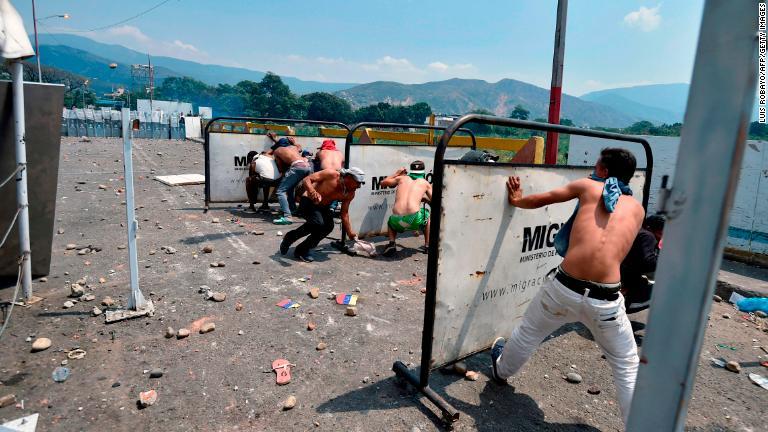 ベネズエラ軍兵士と衝突するデモ参加者＝２３日、コロンビア・ククタ/Luis Robayo/AFP/Getty Images
