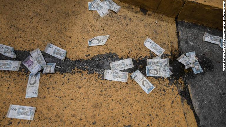 抗議デモの際に投げ捨てられたベネズエラの紙幣＝１月２３日/Roman Camacho/SOPA Images/LightRocket via Getty Images