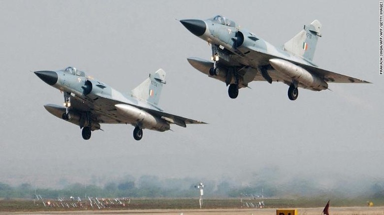 パキスタン政府がインドのジェット機２機を撃墜したと発表/AFP PHOTO/Prakash SINGH