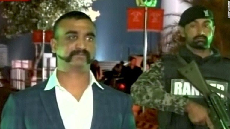 パキスタン軍に身柄を拘束されていたインド軍操縦士の特徴的なひげが話題に/REUTERS TV//REUTERS