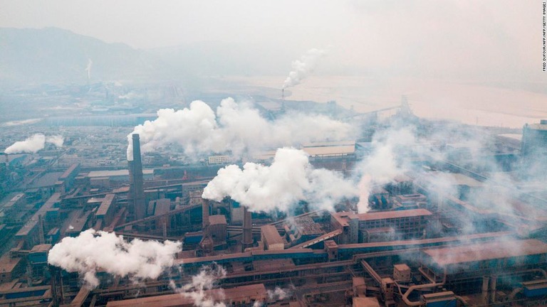 各国の都市の大気汚染調査で、インドがワースト１０のうちの７都市を占めた/FRED DUFOUR/AFP/AFP/Getty Images