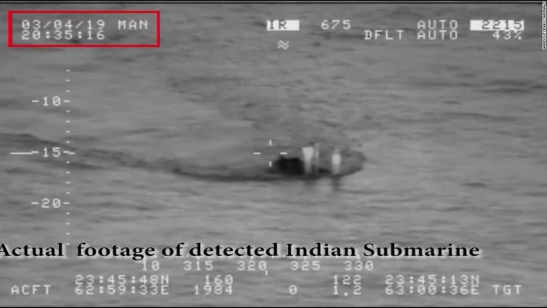パキスタンが公開した、インド海軍の潜水艦１隻を撮影したとする映像/Handout/Pakistan Navy