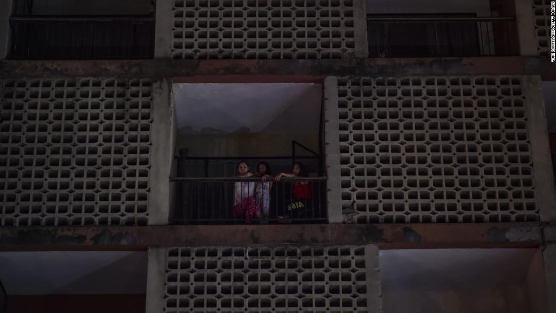 停電したマンションから外を見る女性＝７日、カラカス/YURI CORTEZ/AFP/Getty Images