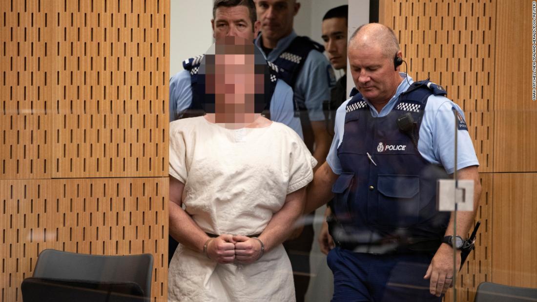 クライストチャーチの裁判所に出廷したタラント容疑者。裁判官が容疑者の写真はモザイクをかけるように命令した＝１６日/Mark Mitchell/New Zealand Herald/Pool/Reuters
