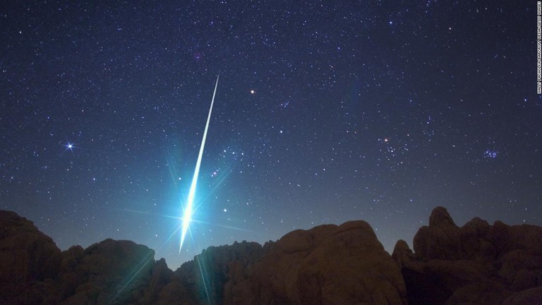 ２００９年のふたご座流星群の中で観測された一際明るく輝く流星/Wally Pacholka/Barcroft Media/Getty Images