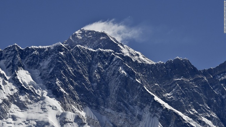 温暖化でエベレストの氷雪が解け、登山者の遺体が見つかるケースが増えているという/ROBERTO SCHMIDT/AFP/AFP/Getty Images