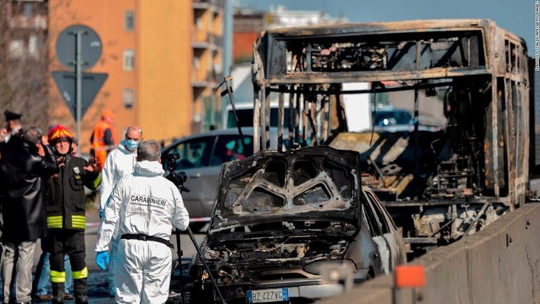 イタリアでスクールバスを乗っ取って放火する事件があった/FLAVIO LO SCALZO/AFP/Getty Images