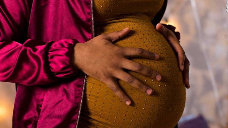 ２つの子宮を持つバングラデシュの女性が、２６日間で男女の双子を含む３児を出産/Shutterstock 