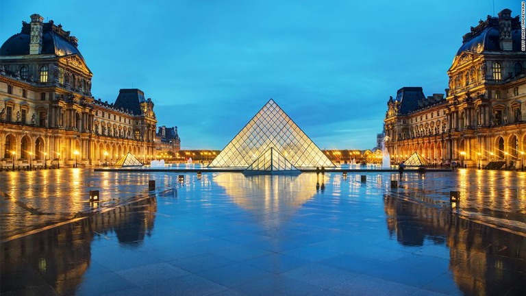 エアビーアンドビーがパリのルーブル美術館で一夜を過ごす特別イベントを企画した/Getty Images/AndreyKrav