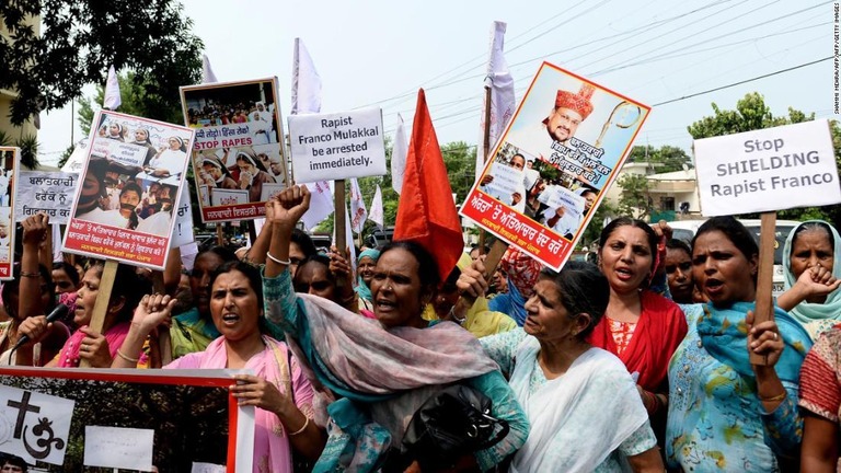 昨年９月、司教の逮捕を求めて抗議活動を行った女性たち/SHAMMI MEHRA/AFP/AFP/Getty Images