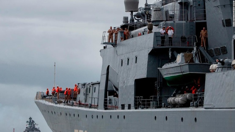 ロシア軍の艦船３隻がフィリピンのマニラに寄港した/ELOISA LOPEZ/AFP/Getty Images