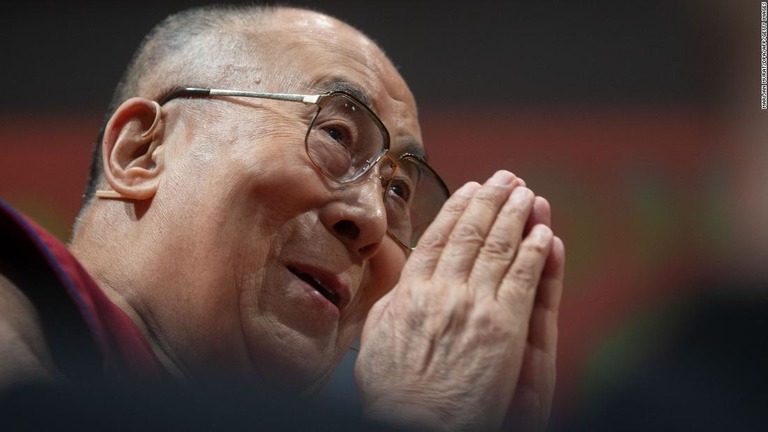 チベット仏教の最高指導者ダライ・ラマの後継を選ぶ制度について中国政府がコメント/MARIJAN MURAT/DPA/AFP/Getty Images