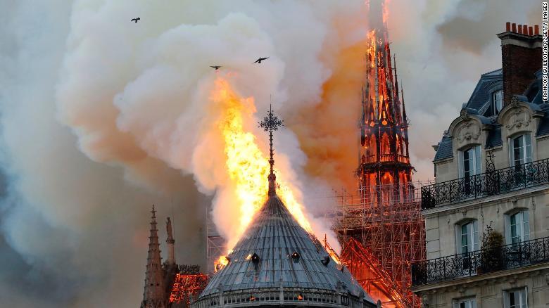 消防当局によると、大聖堂は改修作業中だった/FRANCOIS GUILLOT/AFP/Getty Images