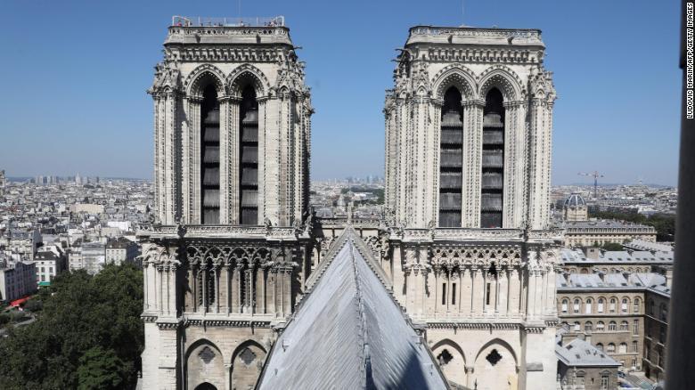 大聖堂の２つのタワー（火災前に撮影）/Ludovic Marin/AFP/Getty Images