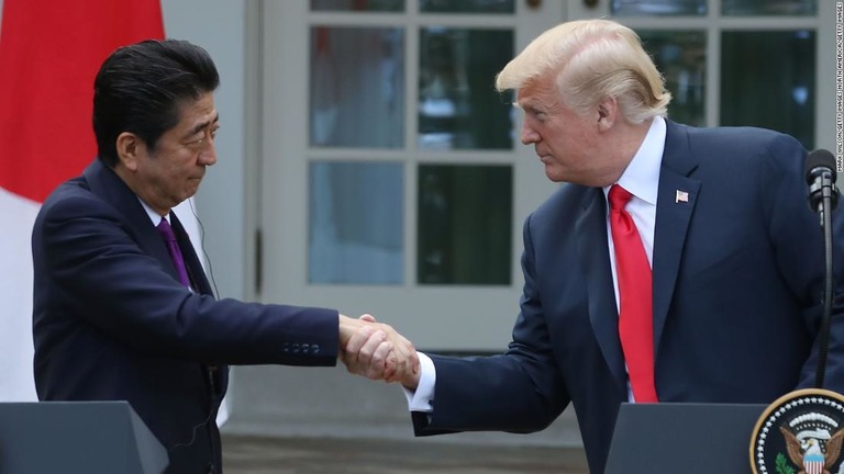 トランプ米大統領（右）が来月、夫人とともに日本を公式訪問する/Mark Wilson/Getty Images North America/Getty Images
