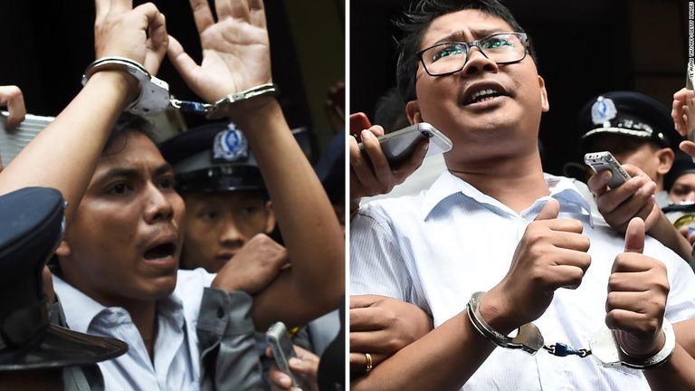 ミャンマー人の記者のワローン被告（右）とチョーソーウー被告/YE AUNG THU/AFP/Getty Images