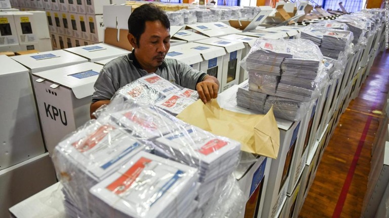 選挙に向けて投票箱などの準備を進める関係者＝４月１１日/BAY ISMOYO/AFP/AFP/Getty Images