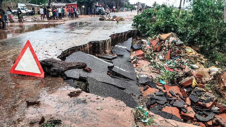 ハリケーン被害で崩壊したモザンビークの都市ペンバの道路/Stringer/AFP/Getty Images