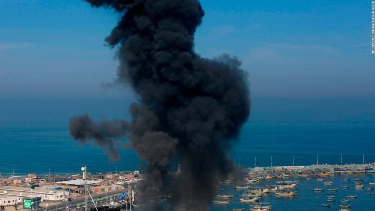 イスラエル軍の空爆によって黒煙があがるガザ地区＝５日/MOHAMMED ABED/AFP/AFP/Getty Images