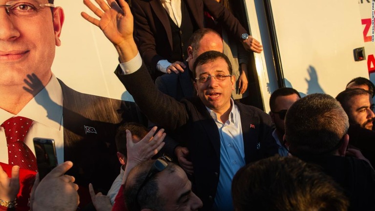 共和人民党（ＣＨＰ）のイマモール氏。４月にイスタンブール市長に就任した/YASIN AKGUL/AFP/Getty Images